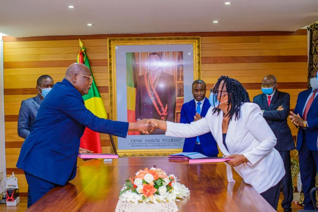 Signature du décret d'attribution du permis de potasse — Mme Rachel DIBOU et M. Pierre OBA, Ministre des Mines